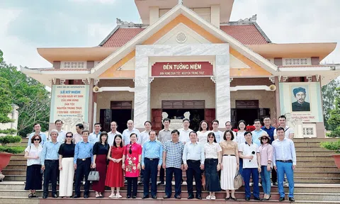 Hiệp hội Du lịch Long An tiếp đoàn BV TƯ Thái Nguyên đến thăm các khu di tích tại tỉnh