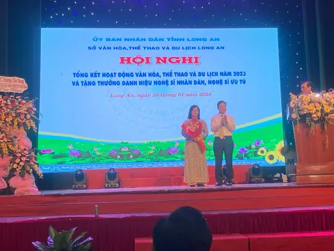 UBND tỉnh khen thưởng 3 cá nhân và 2 tập thể thuộc Hiệp hội Du Lịch Long An